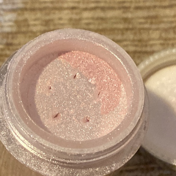💖🤍💖EUC Tony & Tina Miracle Pink Eyeshadow- Universal Dust - Picture 5 of 8